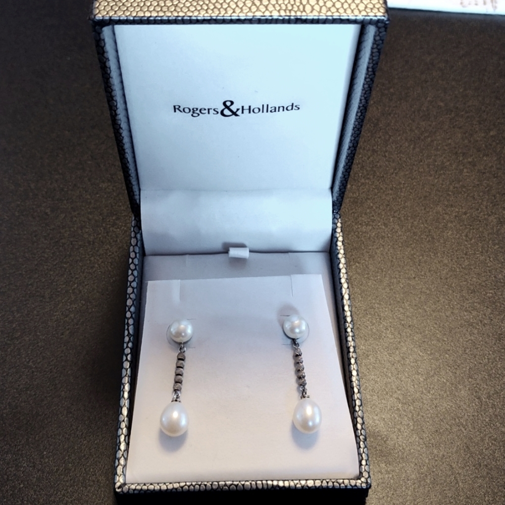 Rogers & Hollands pearl drop earrings